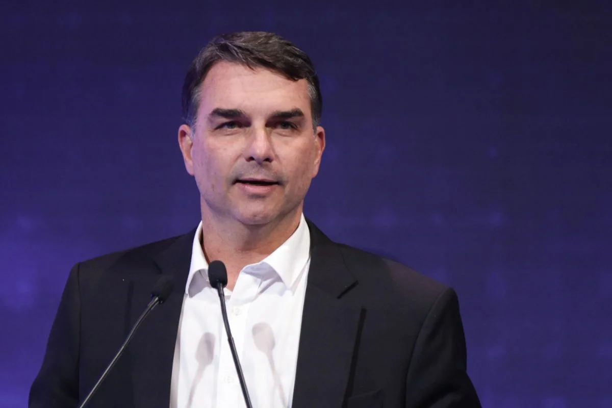 Flávio Bolsonaro cita caso Master nos EUA, mas omite pedido de dinheiro para filme