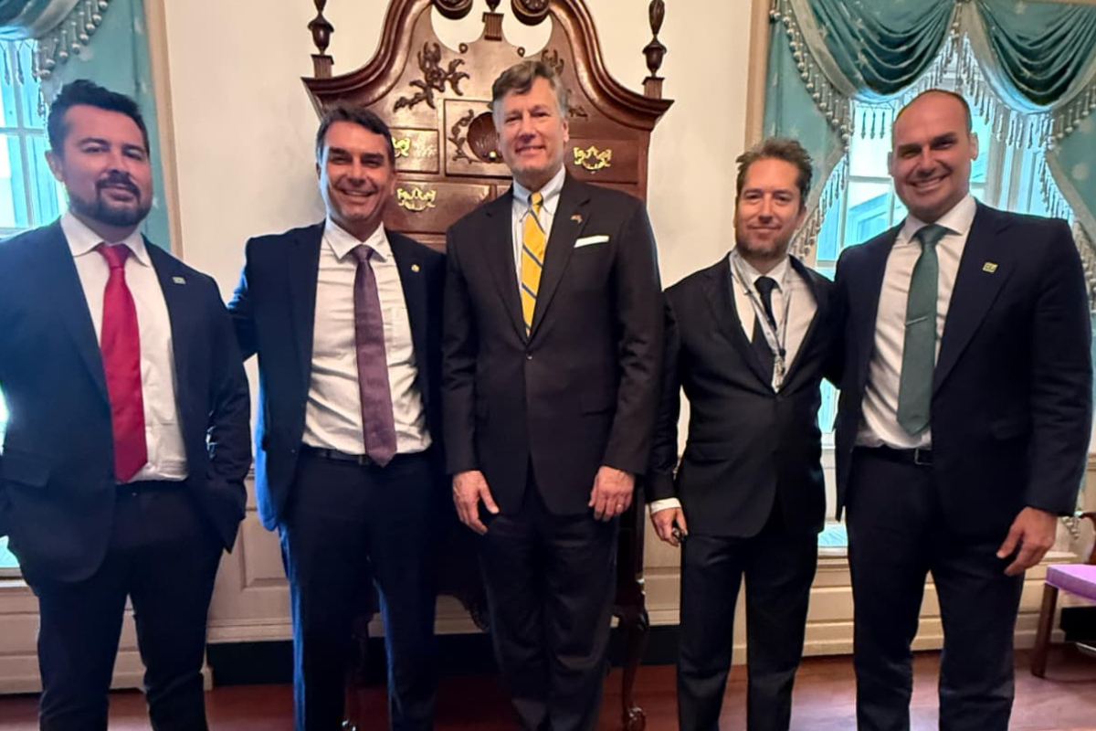 Flávio Bolsonaro se encontra com membros do governo Trump nos EUA