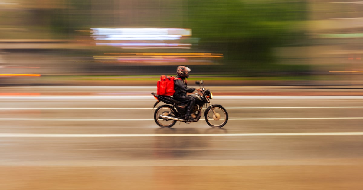 Governo Federal simplifica regras para mototaxistas e motofretistas, gerando preocupações com segurança viária