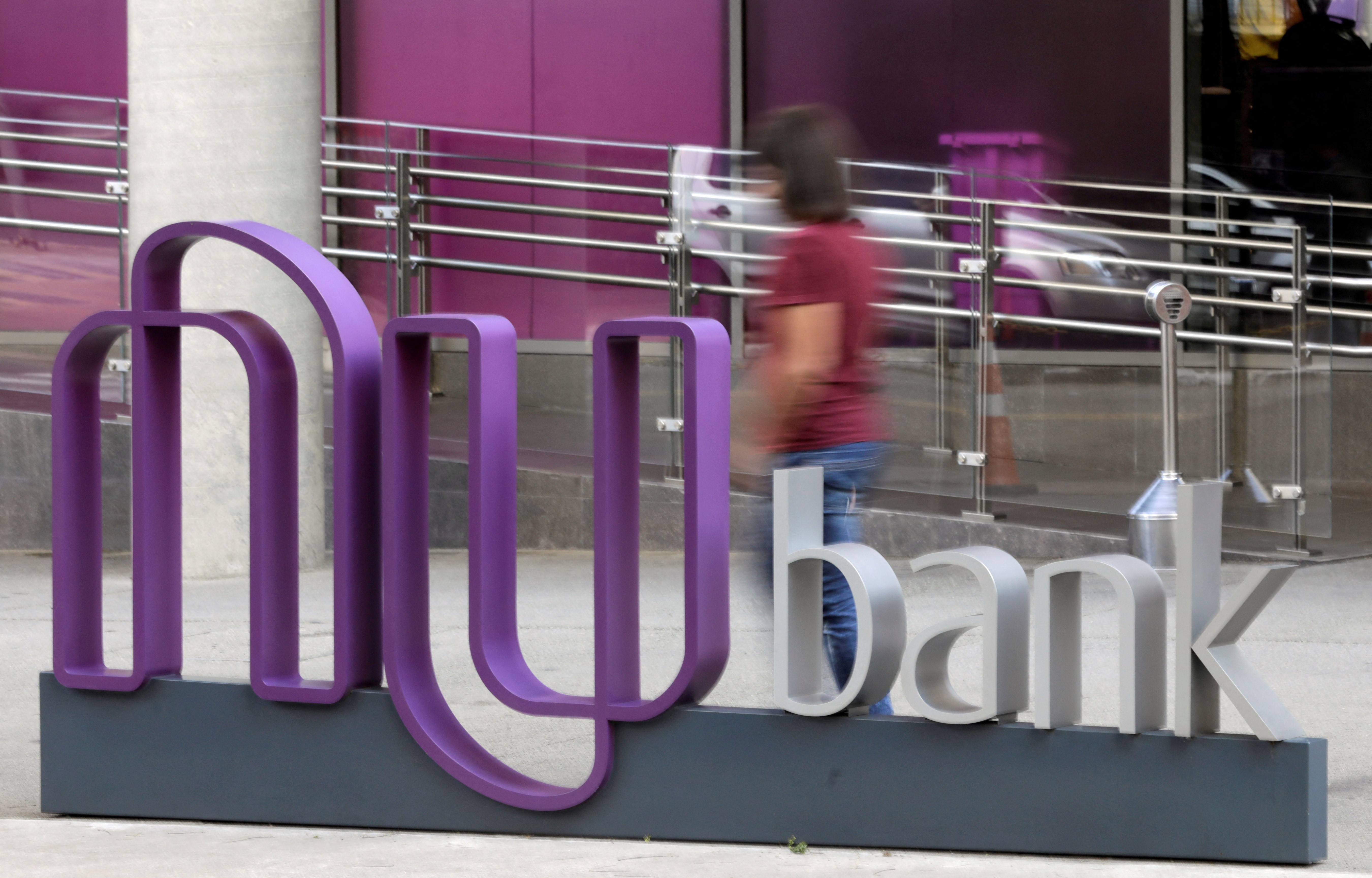 Nubank envia e-mail equivocado sobre liquidação; banco opera normalmente