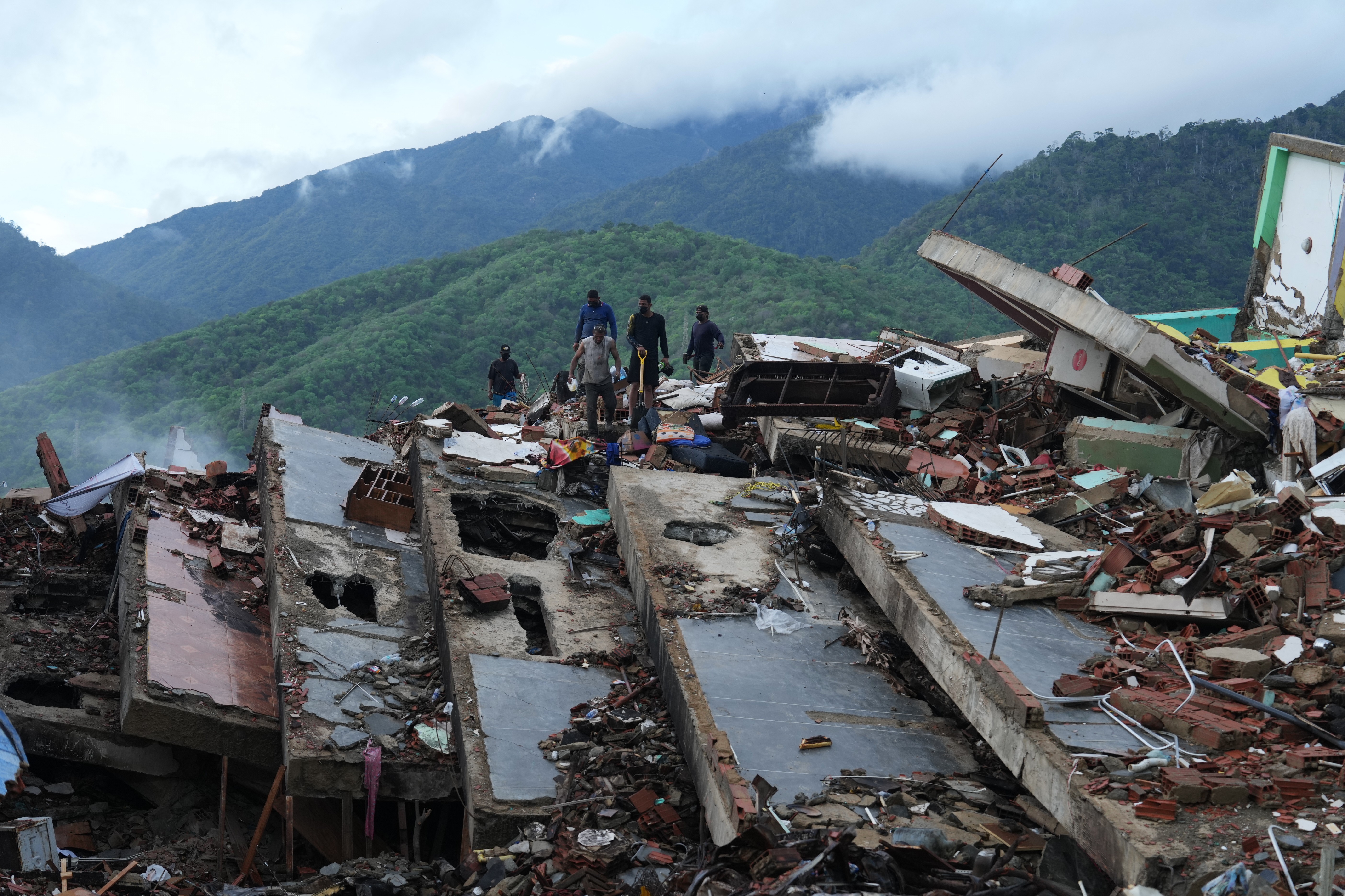 Número de mortes por terremoto na Venezuela sobe para 2.295, com alertas de epidemia