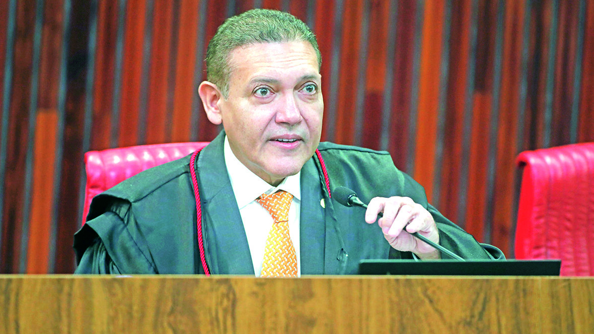 Kassio Nunes Marques atende pedido de Flávio Bolsonaro e suspende divulgação de pesquisa AtlasIntel