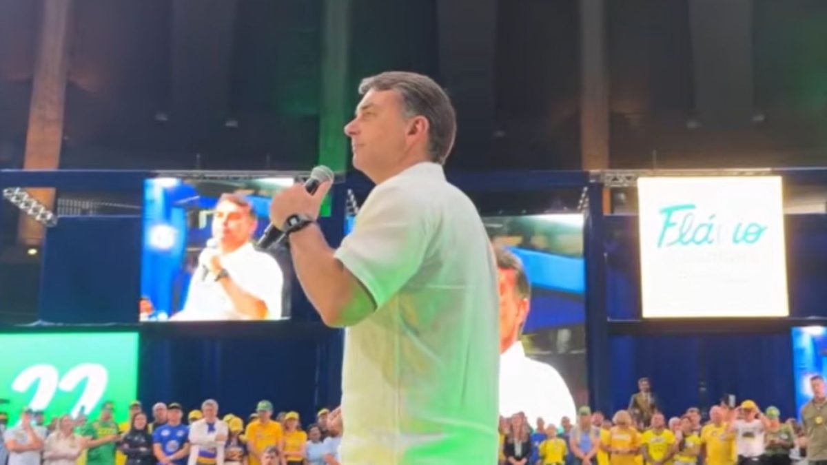 Flávio Bolsonaro promete endurecer combate ao crime e tratar facções como terroristas