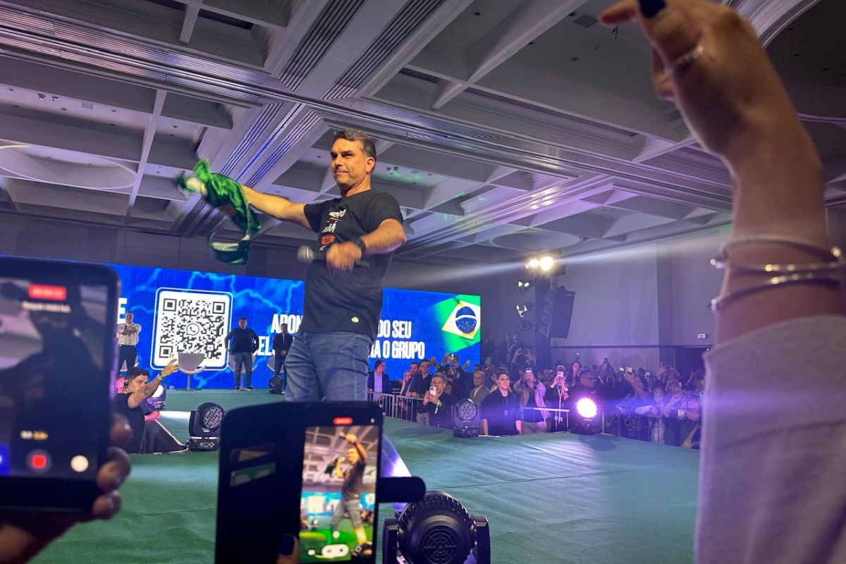 Campanha de Flávio Bolsonaro lança plano para recuperar imagem após polêmica