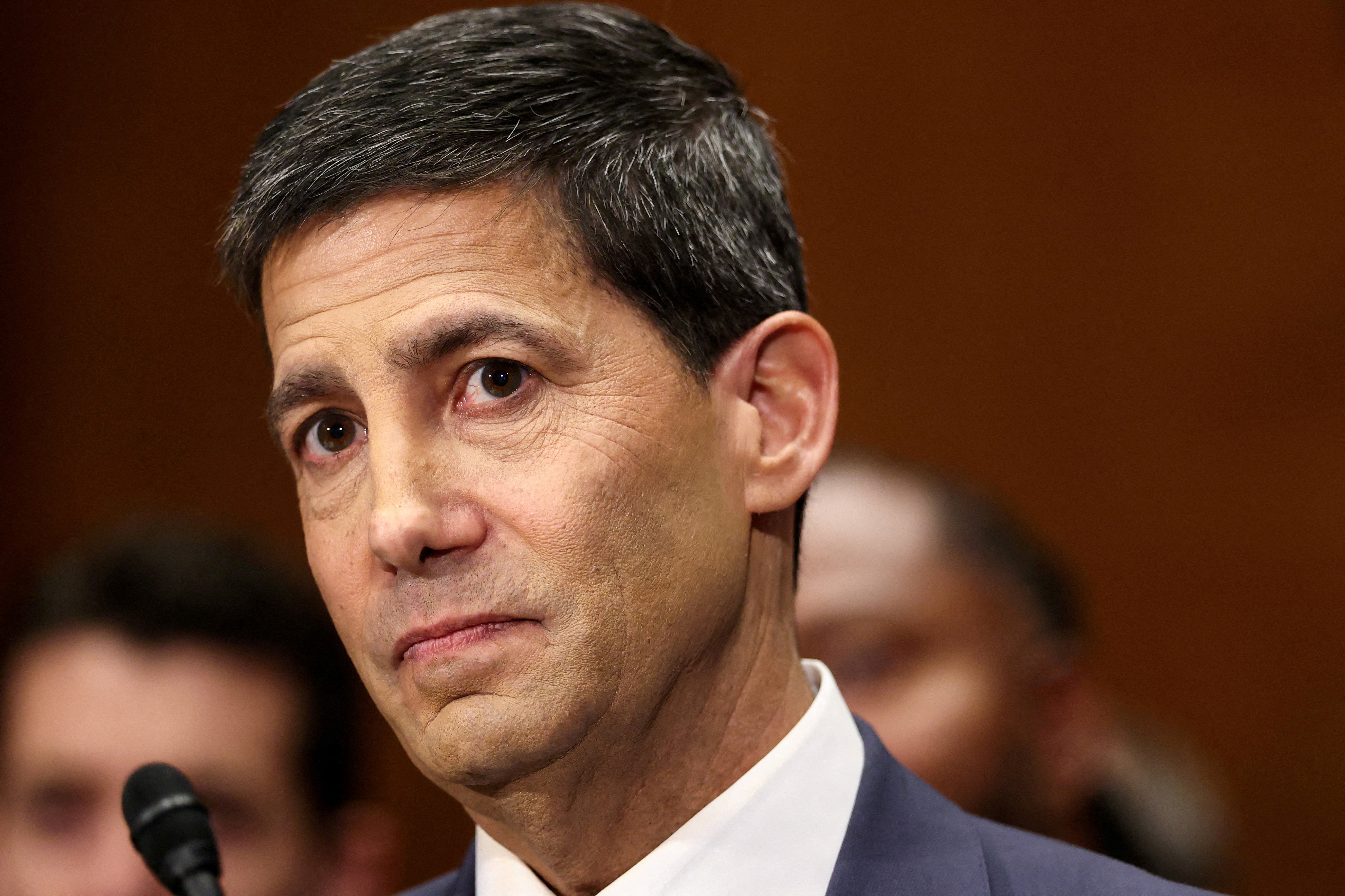 Kevin Warsh assume o Fed: Mercado busca sinais de postura firme contra inflação