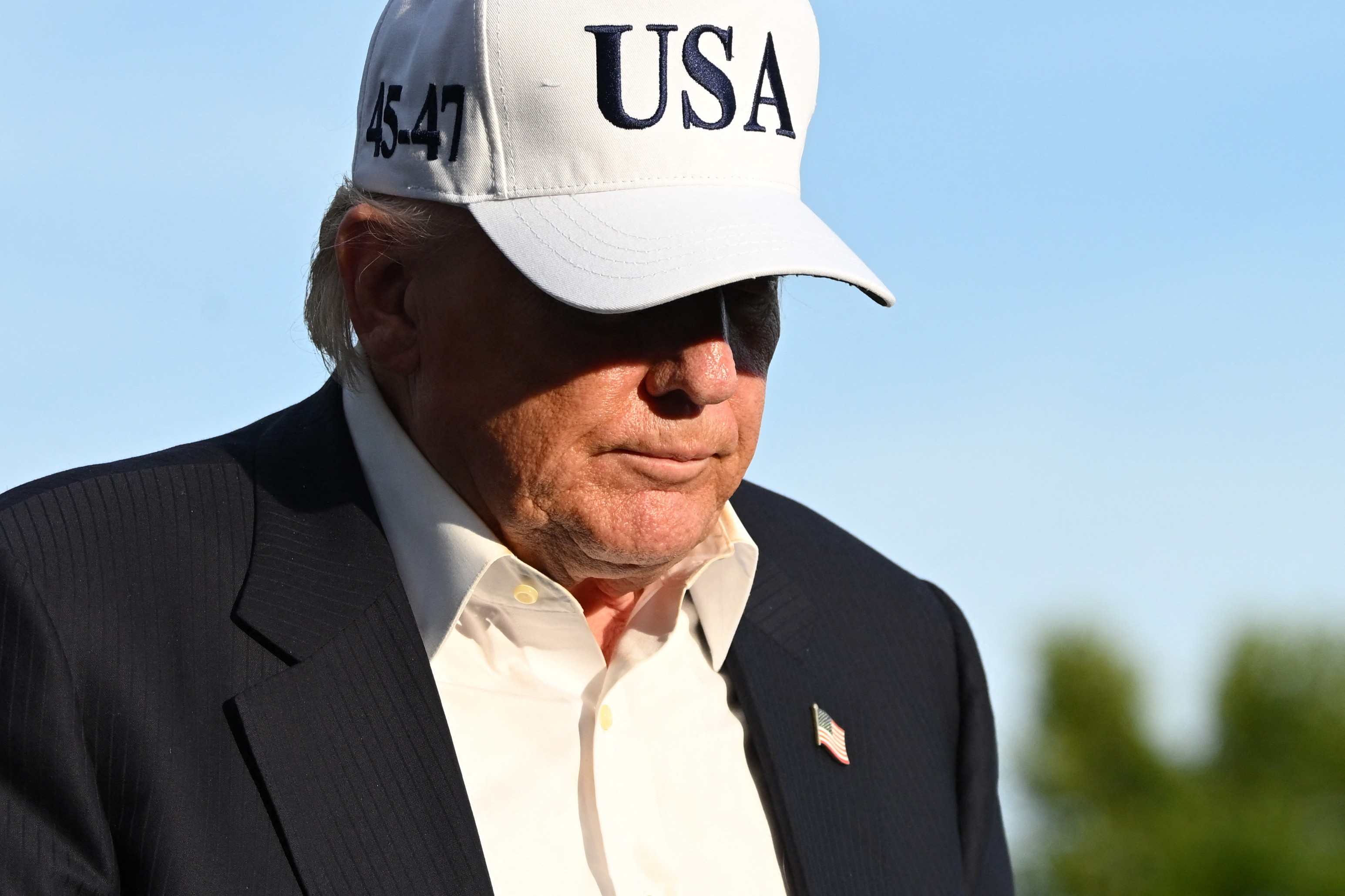 Políticas de Donald Trump derrubam aprovação do presidente, aponta Reuters