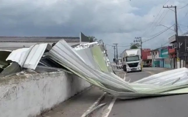 Rajadas de 100 km/h provocam mortes e caos no Sudeste