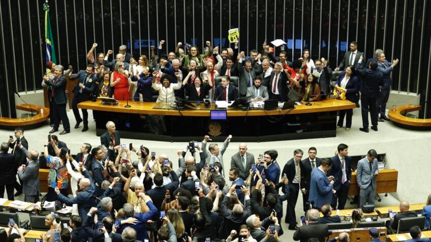 Câmara aprova texto que extingue escala 6x1 com redução gradual da jornada para 40 horas