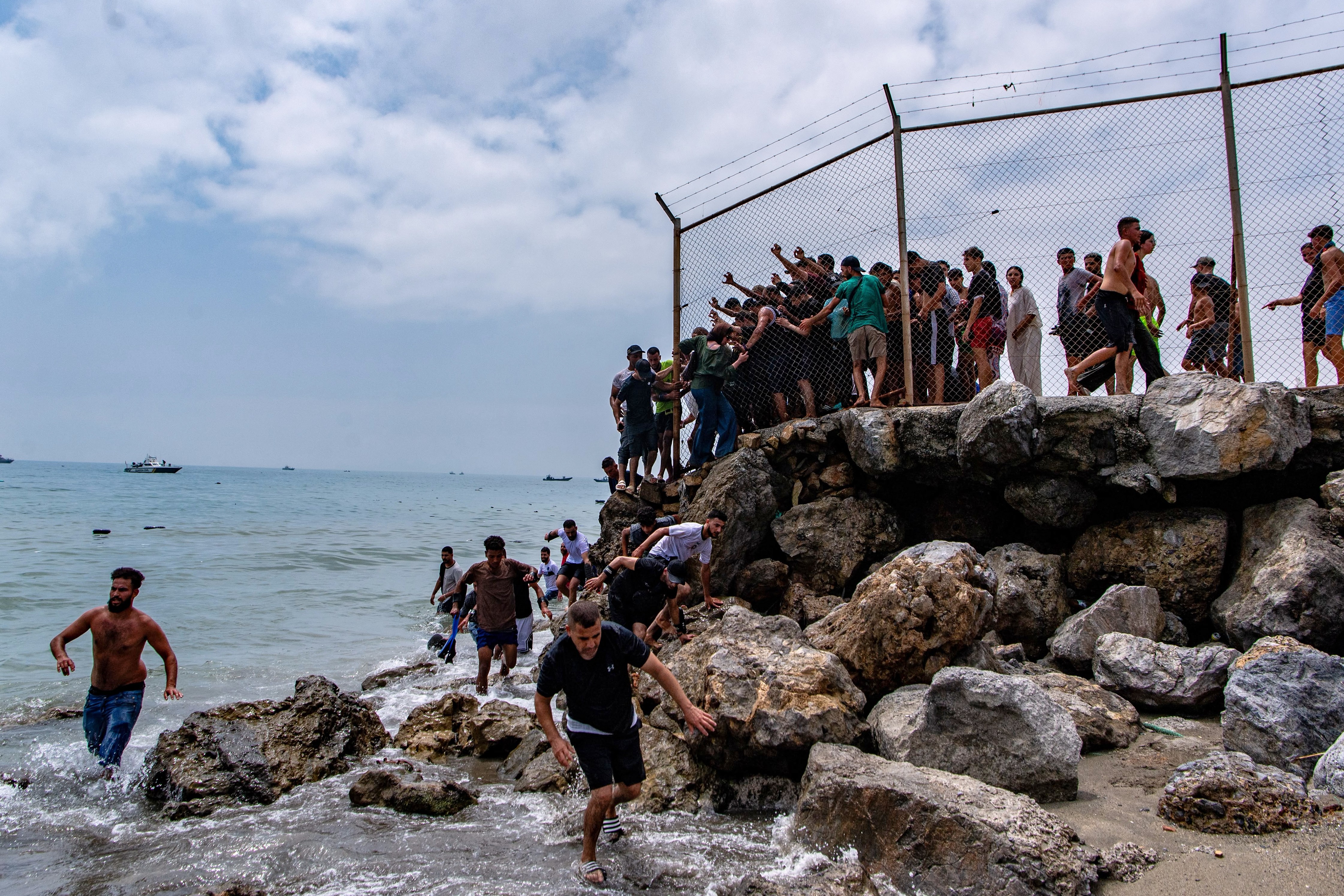 Crise migratória em Ceuta: o que se sabe sobre a travessia do Marrocos