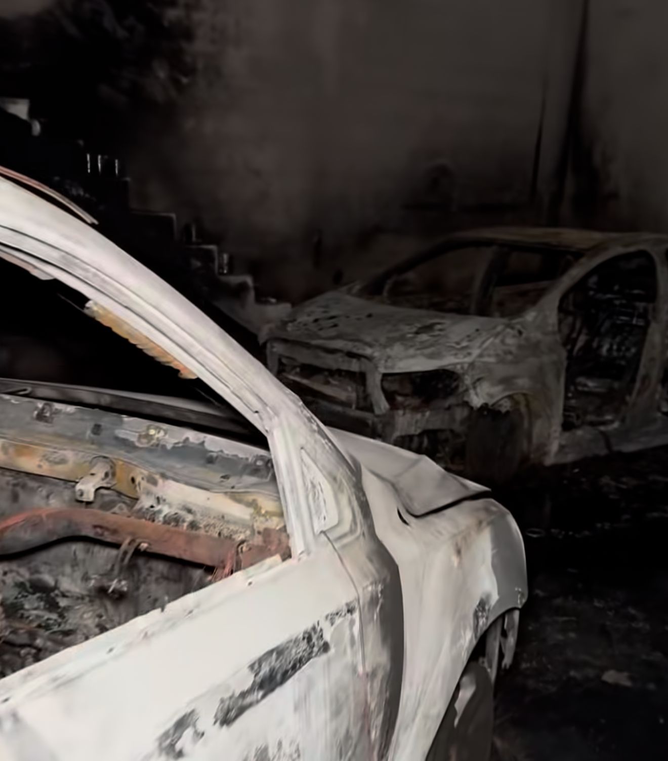 Bombeiros controlam incêndio que destrói carros em Natal