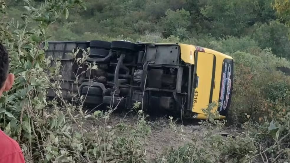 Ônibus com romeiros tomba na CE-456, em Canindé, e deixa dois mortos