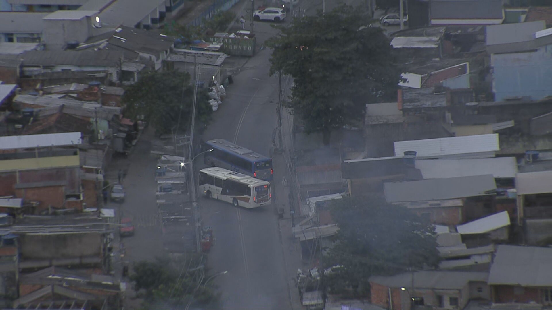 Criminosos bloqueiam vias com ônibus durante operação em Costa Barros