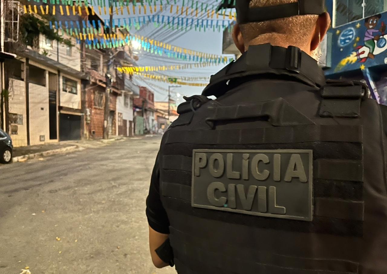 Polícia Civil prende 16 por 15 homicídios em Salvador; ação se estende a RJ e SC