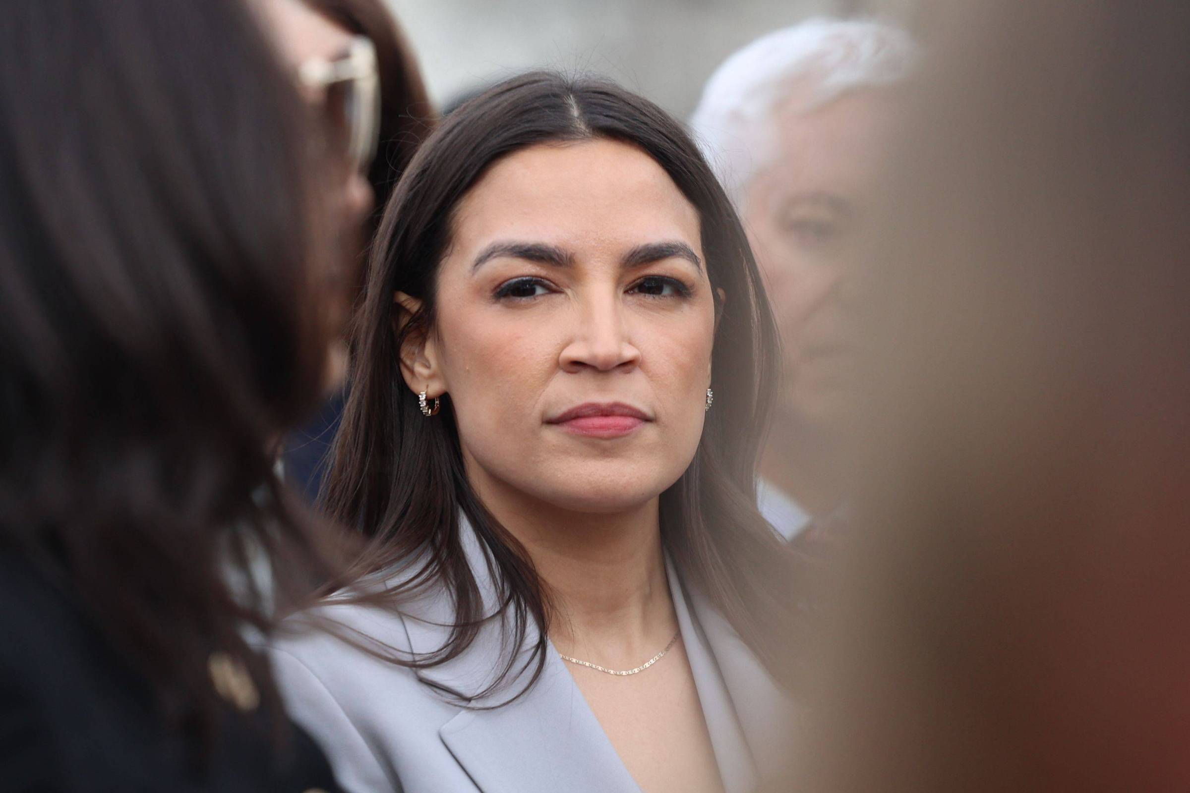 Alexandria Ocasio-Cortez decide congelar óvulos enquanto avalia futuro político