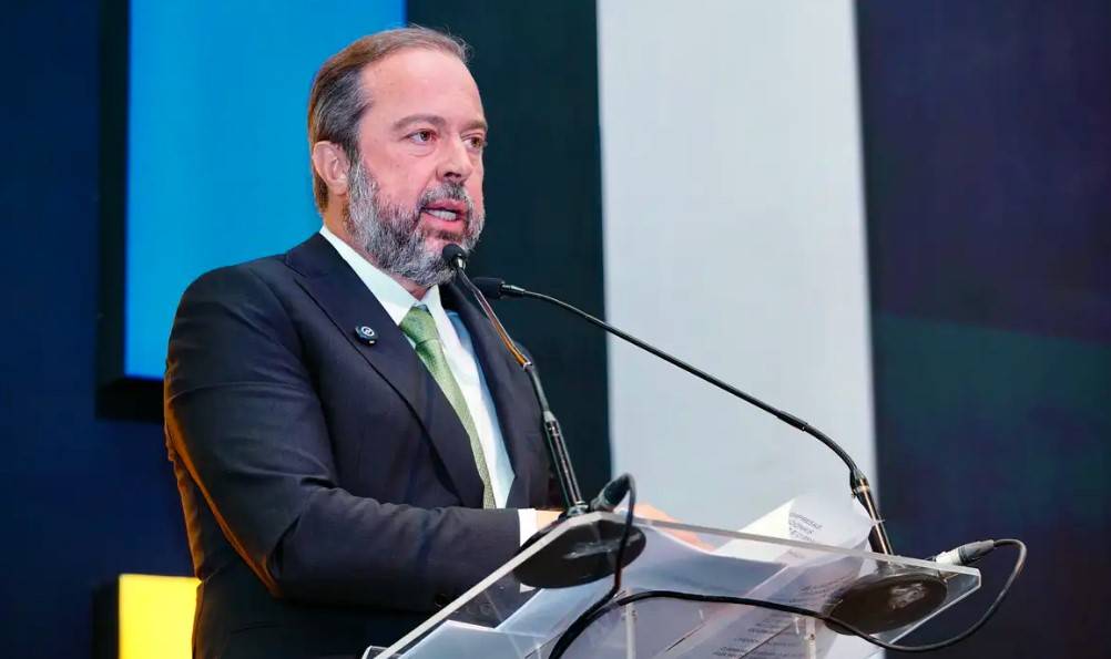 Sete deputados questionam governo sobre atuação da Petrobras na crise do diesel