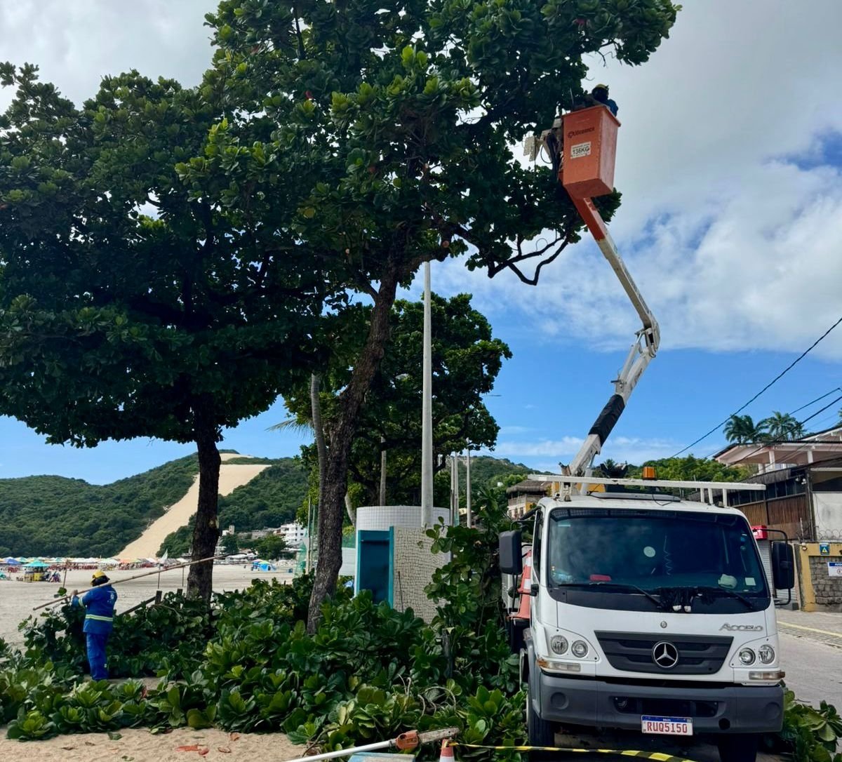 Gestão municipal inicia zeladoria na orla de Ponta Negra