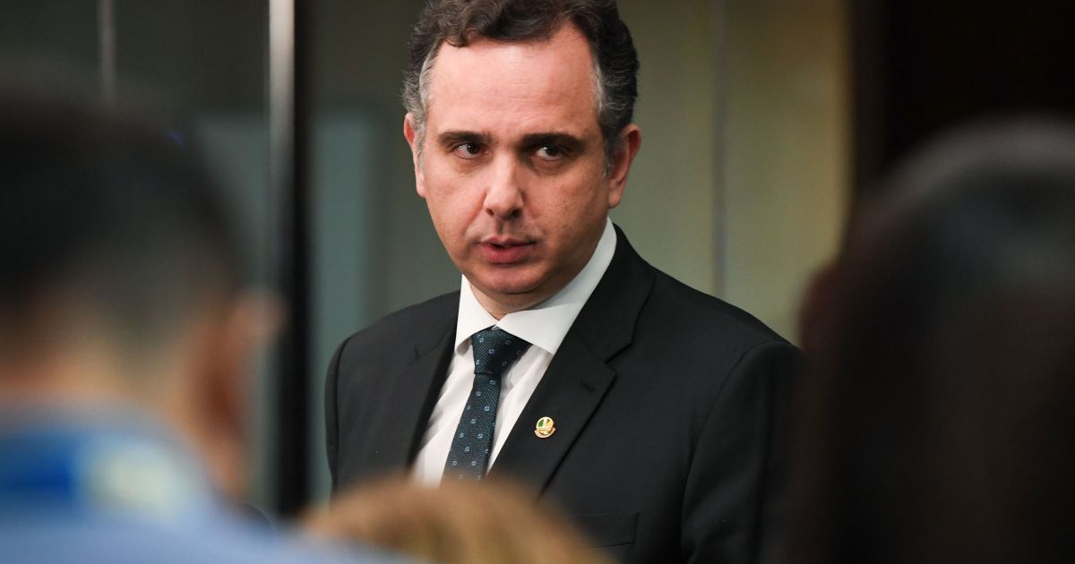 Rodrigo Pacheco busca diálogo entre Lula e Davi Alcolumbre em meio a tensões