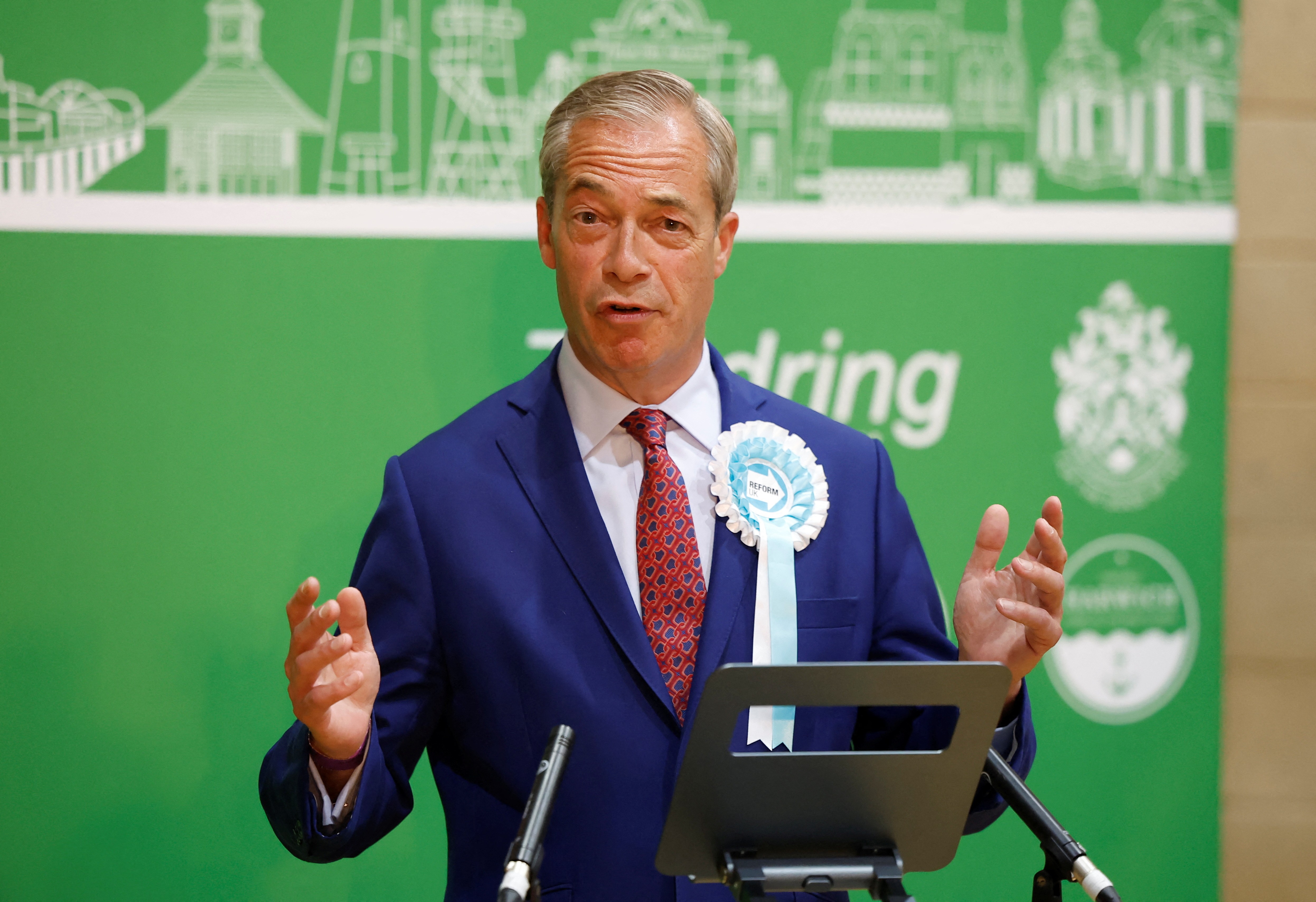 Nigel Farage reconquista assento parlamentar após eleição em Clacton
