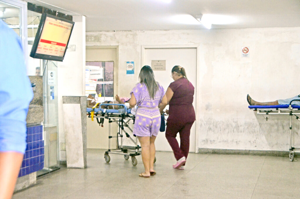 Falha em elevadores do Walfredo Gurgel força pacientes a usar escadas