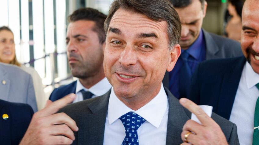 Para 48%, Flávio Bolsonaro deveria desistir da Presidência após diálogos com fundador do Banco Master, aponta pesquisa Datafolha