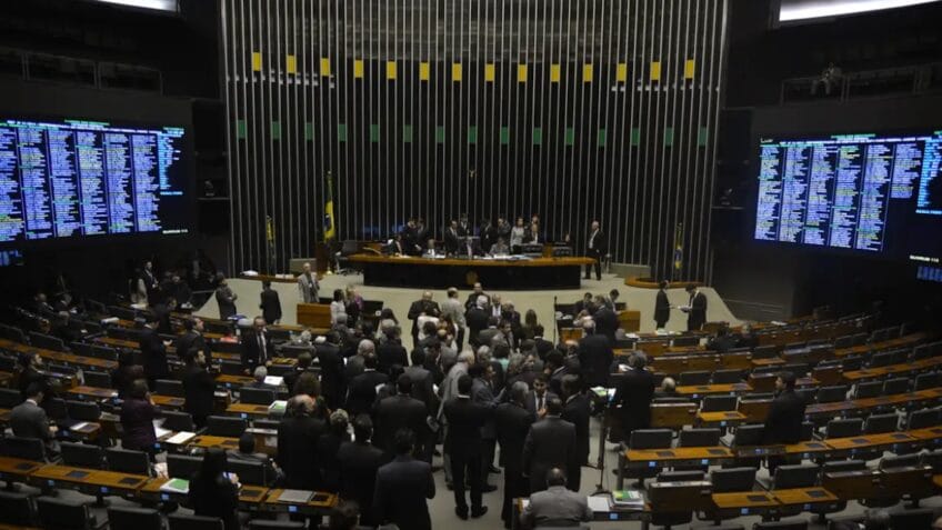 Câmara aprova parcelamento de dívidas de partidos com condições 40% mais vantajosas que as da população
