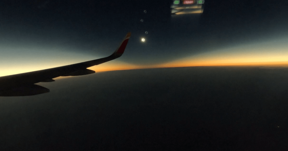 Passageiros de voo especial da Iberia observam eclipse solar total sobre a Espanha
