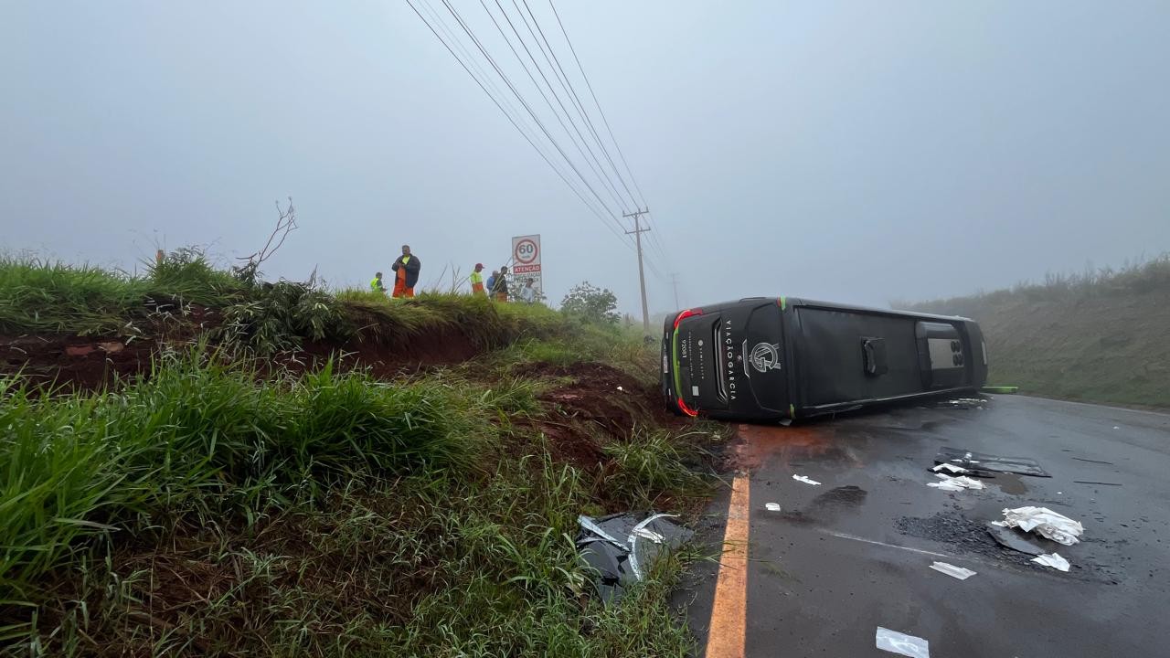 Ônibus tomba na PR-444 e deixa cinco feridos em Mandaguari