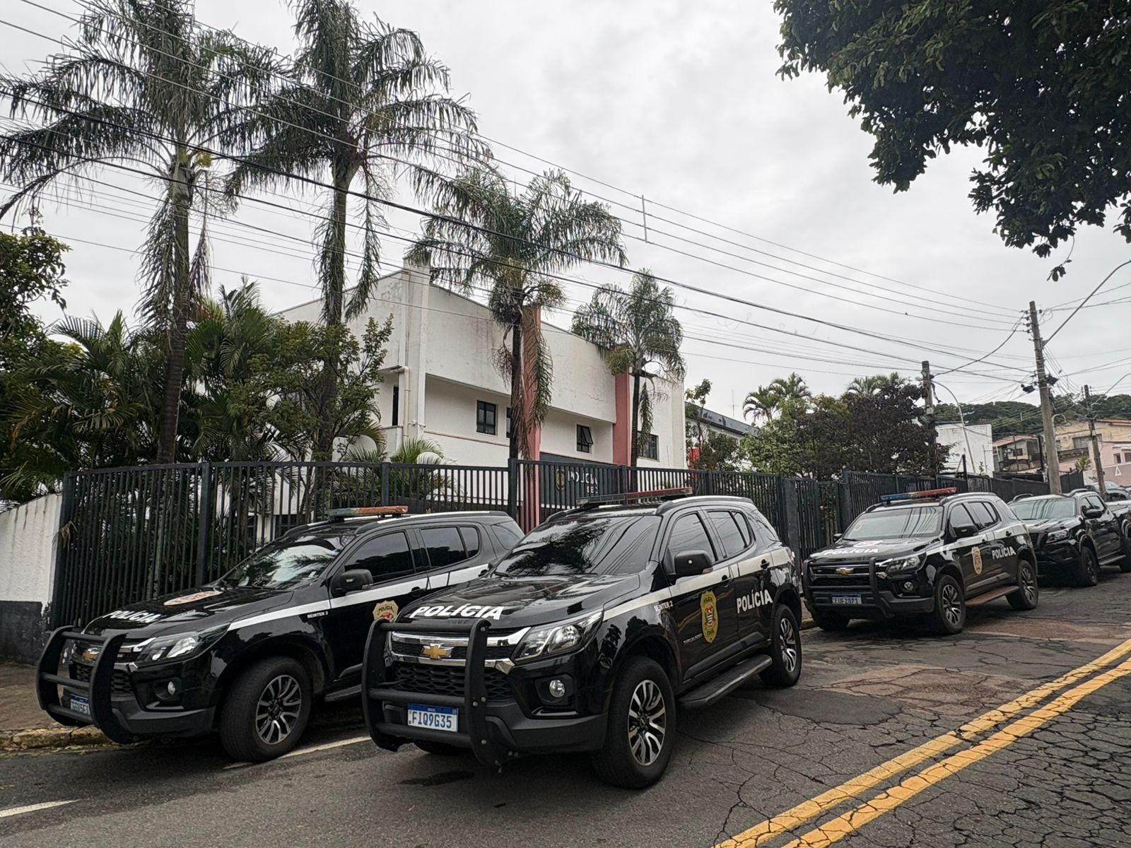 Polícia Civil prende trio por fraude em seguros de carros