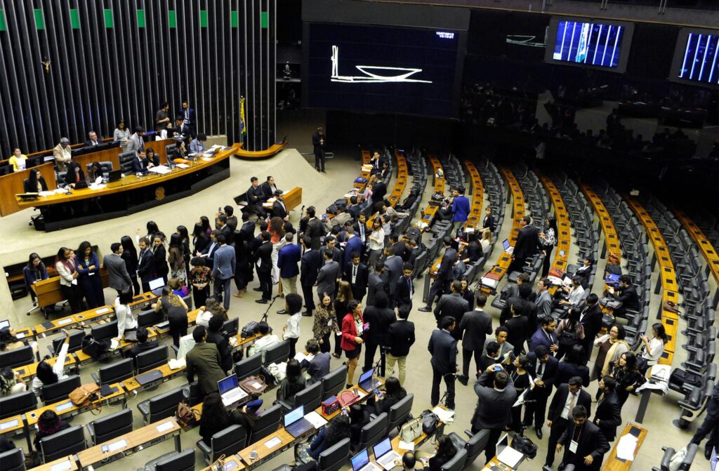 Congresso acelera pautas salariais e ameaça contas públicas