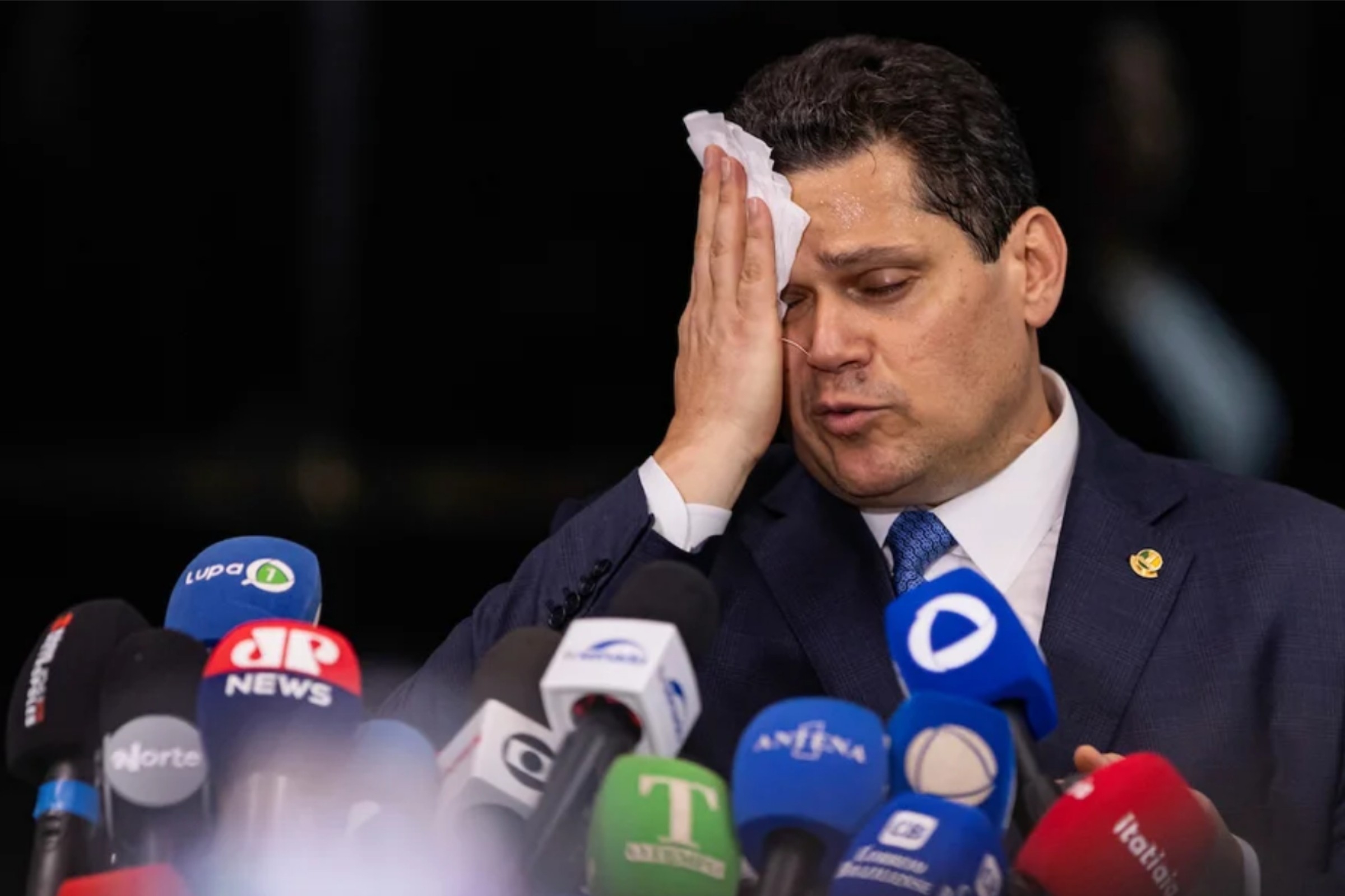 Senado: Davi Alcolumbre cede a pressão e encaminha PEC da jornada 40 horas para CCJ