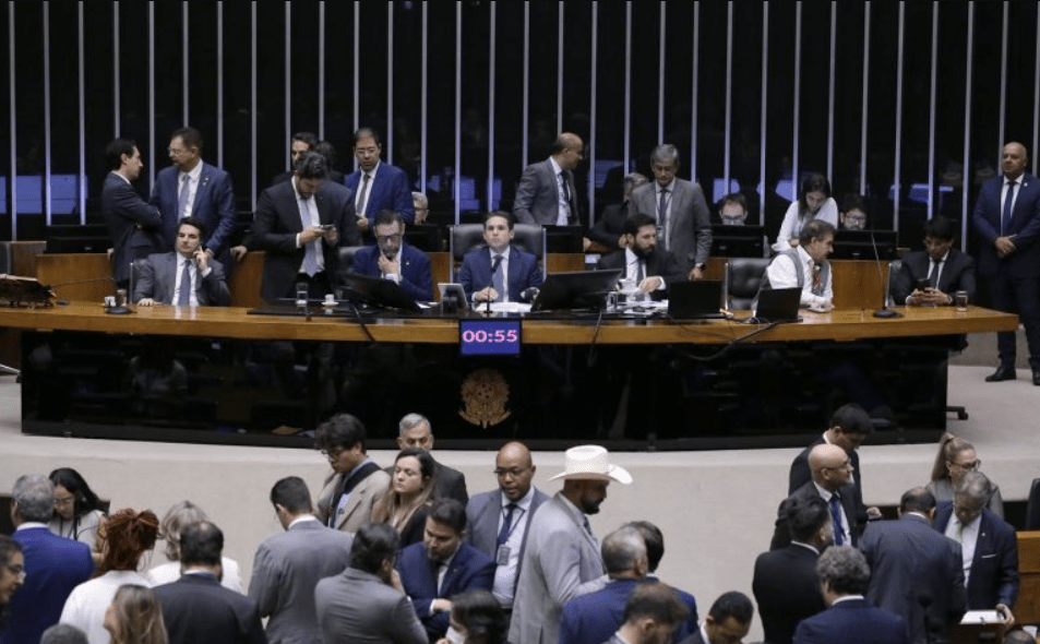 Governo e oposição divergem sobre transição para jornada de 40 horas semanais