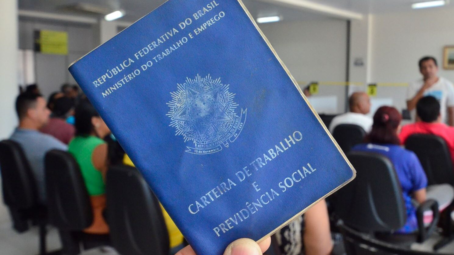 PEC altera jornada de trabalho e pode desobrigar controle de ponto para profissionais de alta renda