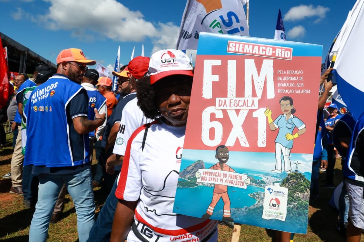 Câmara avança em PEC para acabar com a jornada 6x1