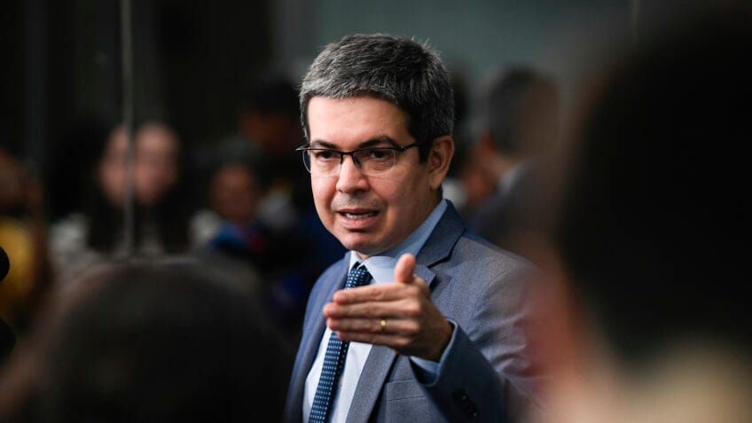 PEC do fim da escala 6 X 1 avança para CCJ do Senado na próxima semana, anuncia Randolfe