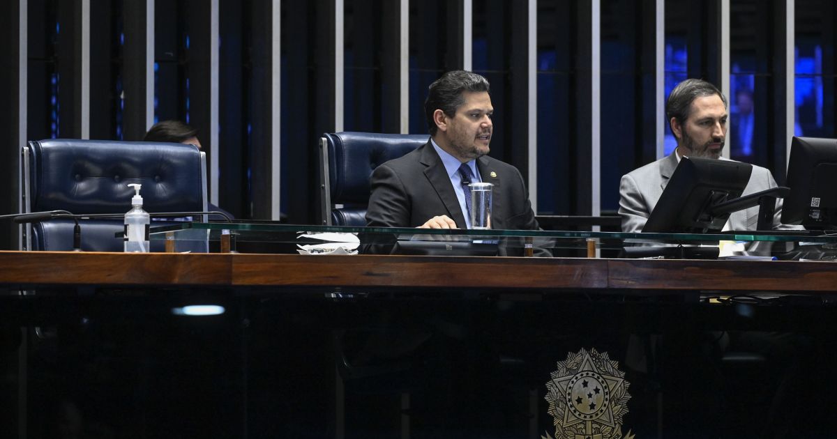 PEC do fim da escala 6x1 completa um mês parada no Senado Federal