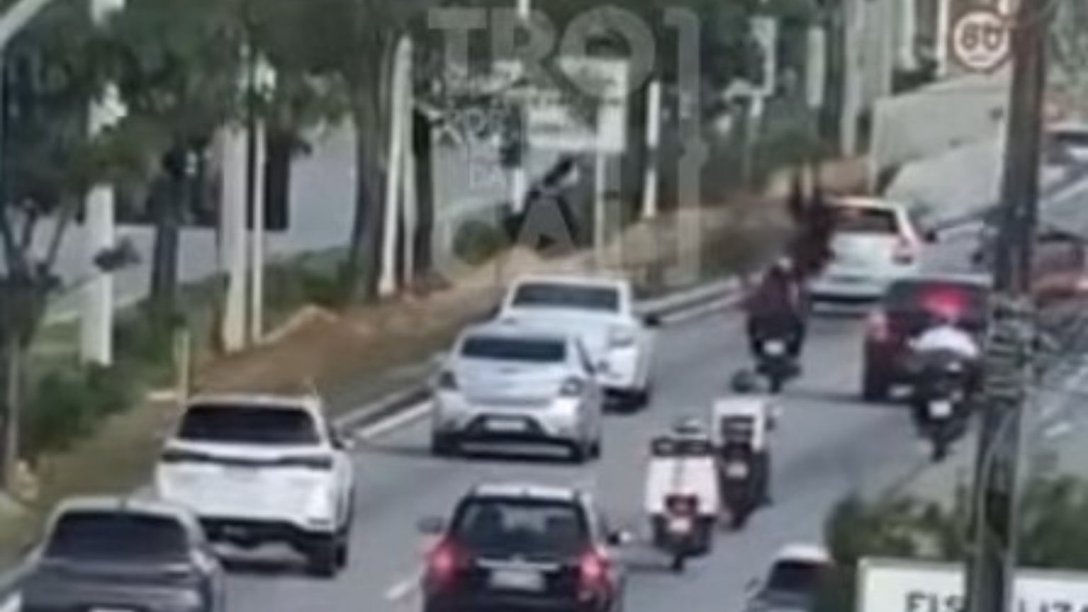 Travessia irregular de pedestre causa acidente na BR-101 em Natal
