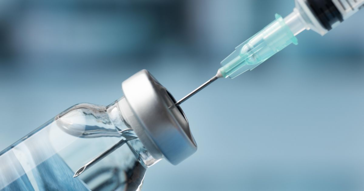 Pediatra ressalta vacinação familiar para proteger bebês