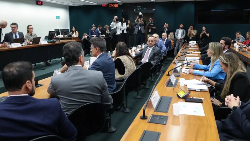 Pedido de vista adia votação sobre fim da escala 6x1; proposta será analisada nesta quarta-feira (27)
