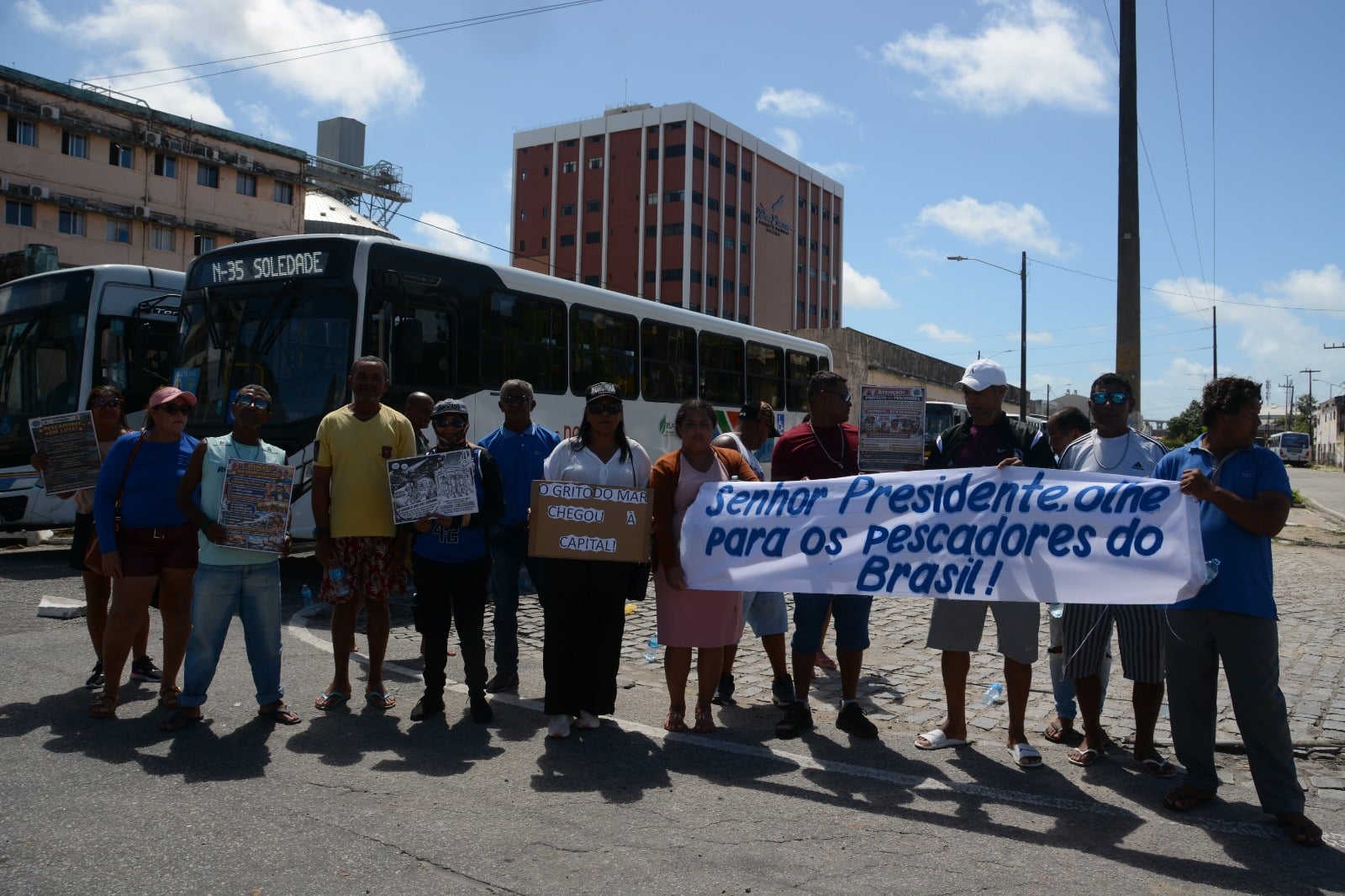Pescadores fecham vias na Ribeira em protesto por regulamentação da pesca do peixe-voador
