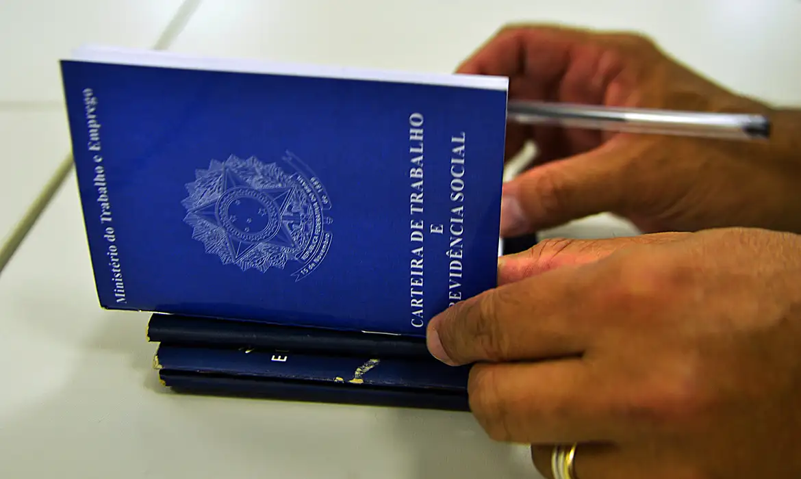 Trabalhador brasileiro prioriza salário e estabilidade sobre home office, aponta pesquisa CNI/Nexus