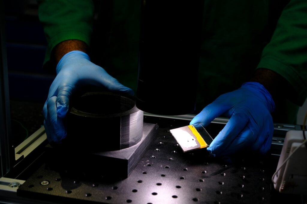 UFRN desenvolve película protetora para painéis solares flexíveis