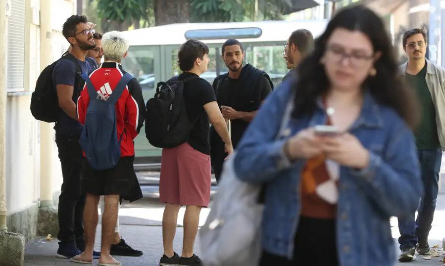 Pesquisa do CIEE revela que jovens priorizam crescimento e saúde mental em detrimento de trabalho flexível em 2026
