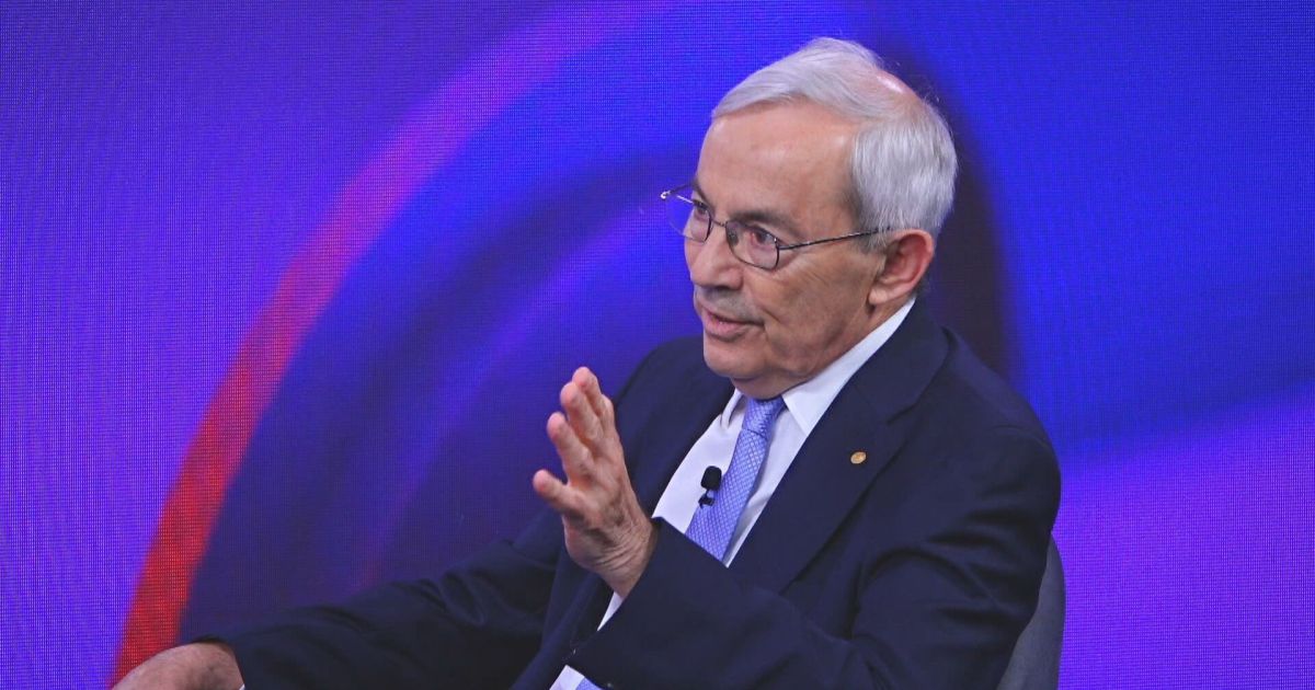 Nobel de Economia Christopher Pissarides defende jornada de trabalho menor e negociação coletiva