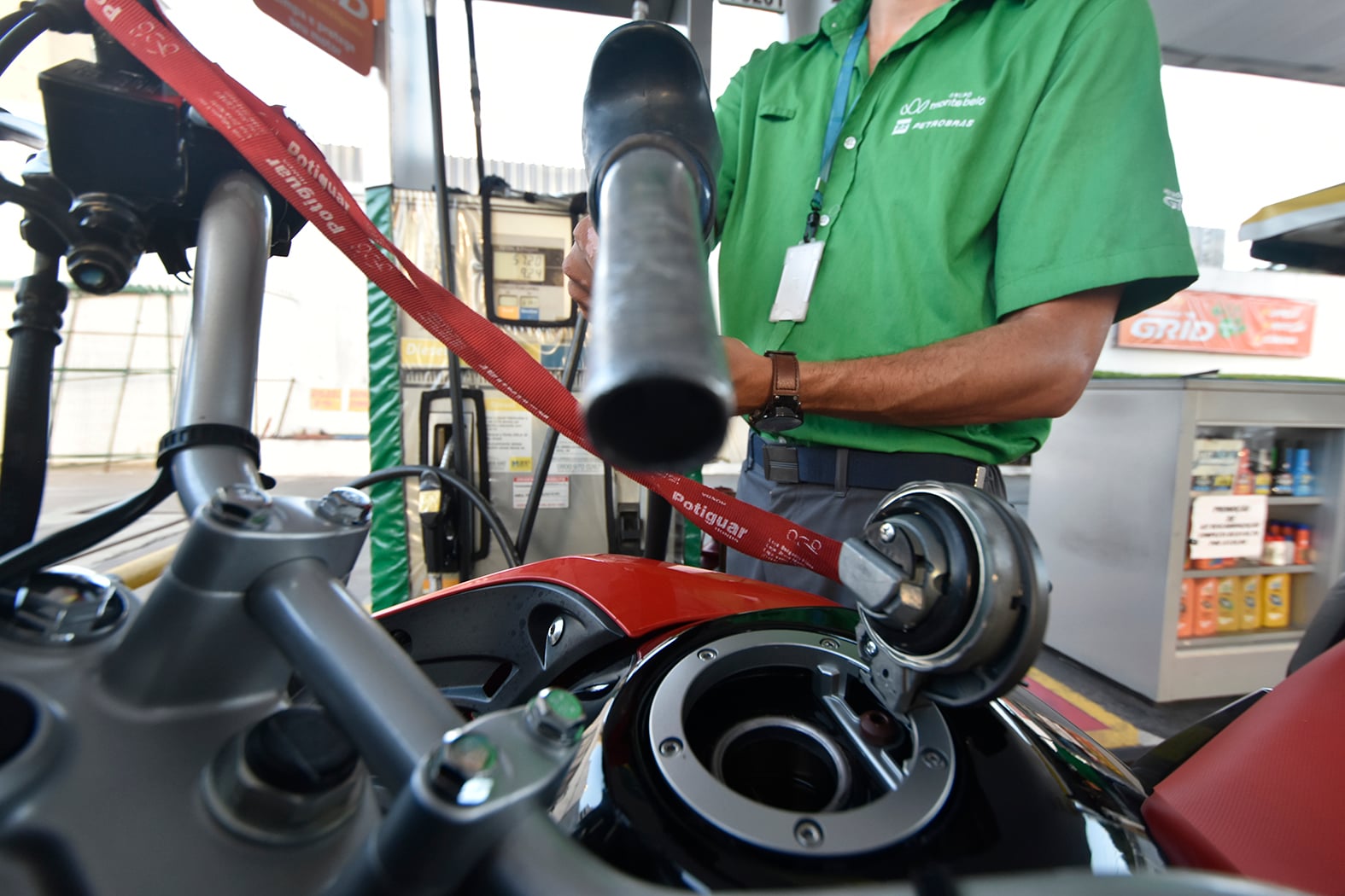 Petrobras anuncia reajuste de R$ 0,04 no litro da gasolina para distribuidoras, com impacto mitigado por subvenção