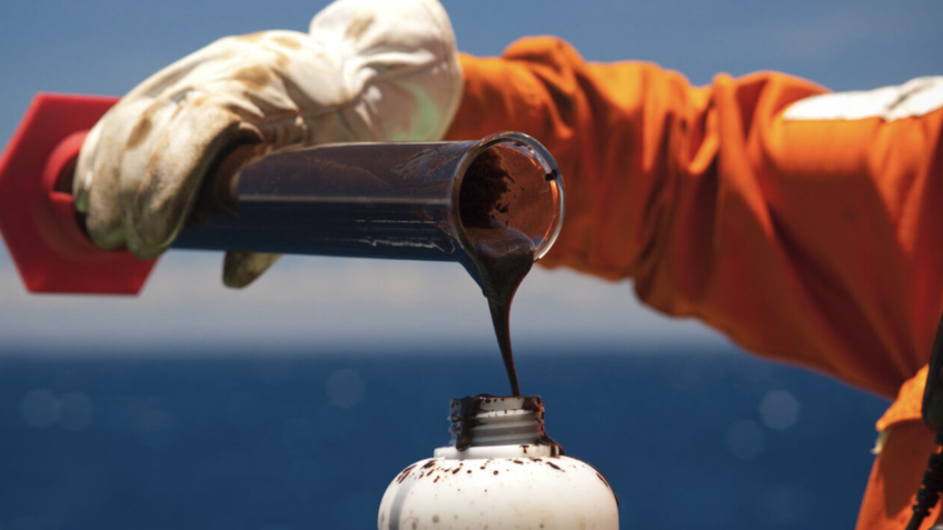 Grandes petroleiras preparam ação judicial contra renovação de imposto sobre exportação de petróleo