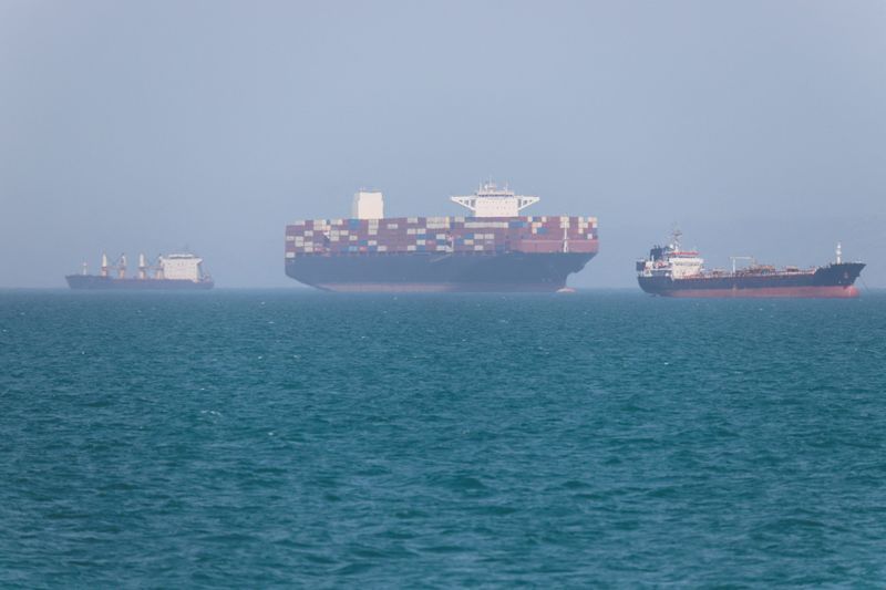 Petroleiro relata explosões suspeitas na costa de Omã