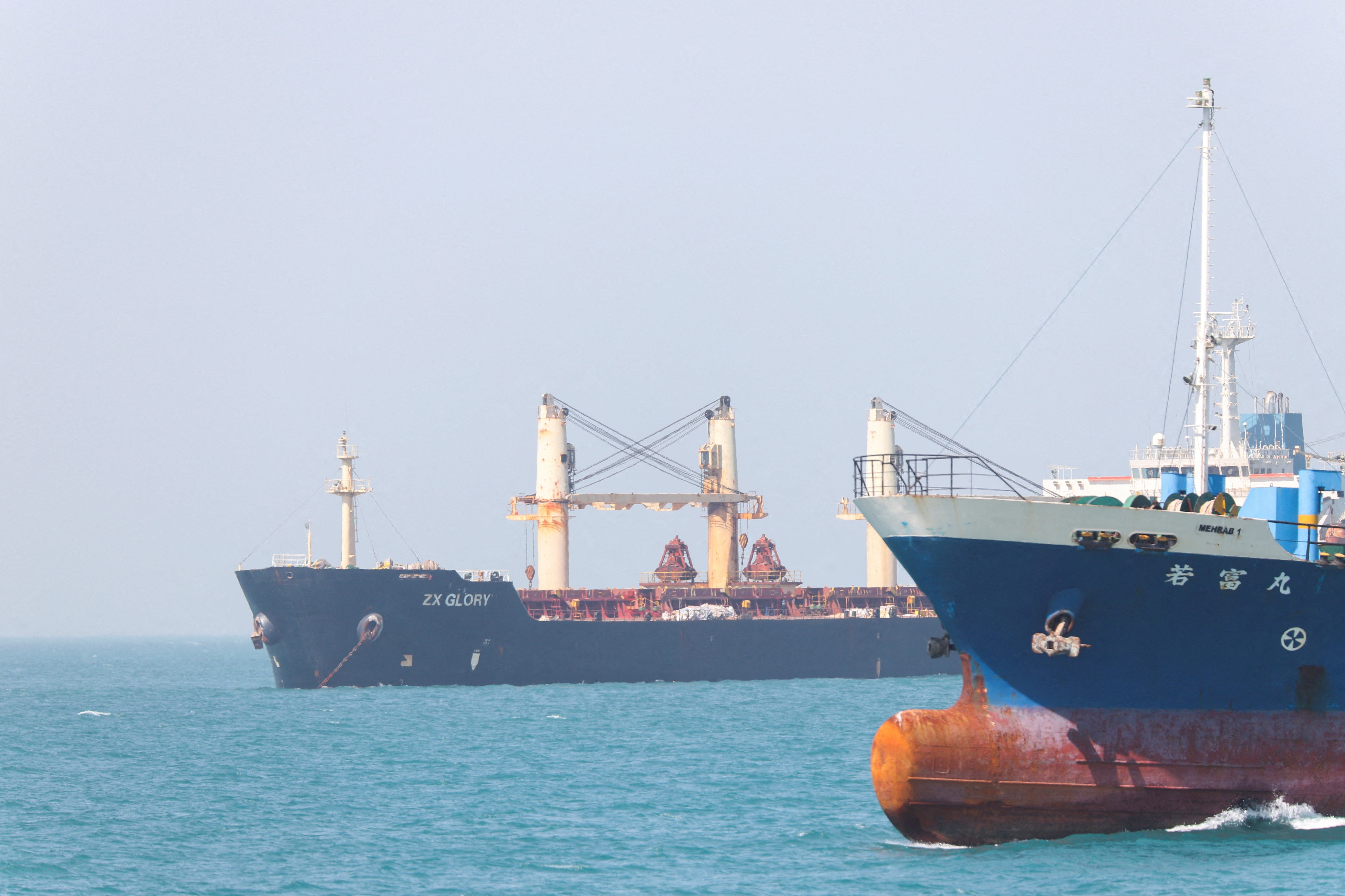 Irã e EUA mantêm Ormuz em alerta após travessia de petroleiros