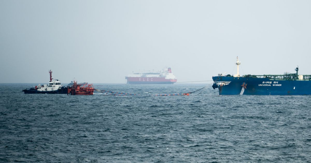 Petróleo registra queda diante de expectativa por trégua entre Estados Unidos e Irã