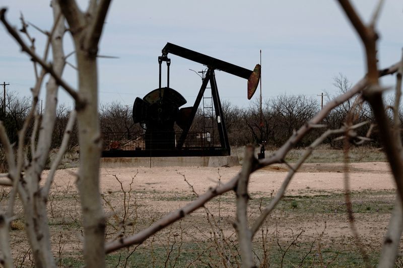 Petróleo sobe e títulos caem com retomada de ataques no Oriente Médio