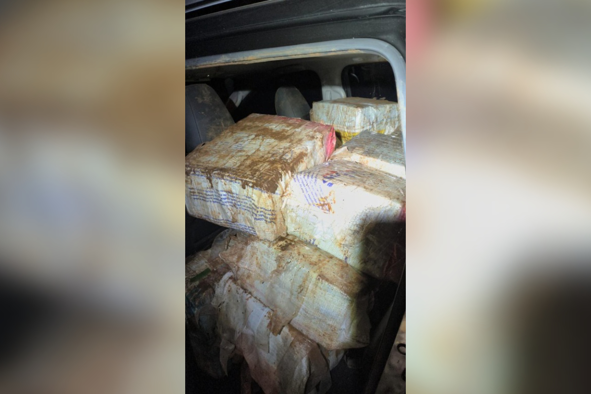 Polícia Federal encontra caminhonete carregada com maconha abandonada perto de rio